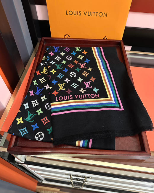 秋冬特惠💰370 LV围巾 新款 真心赞【戒指绒长巾】实物真心美 披肩配以印花 商品图2