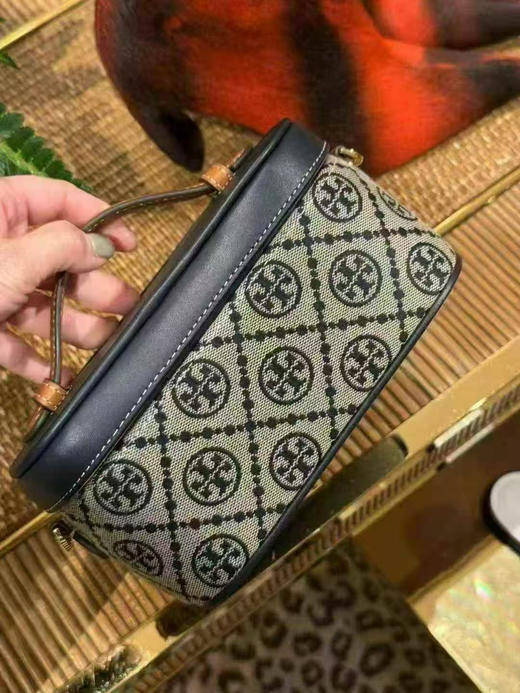美国现货￥2850🇺🇸直邮，tb专柜新款monogram藏蓝色老花，化妆包盒子包，手拎单肩斜挎都可以，🉑放大手机📱 商品图2