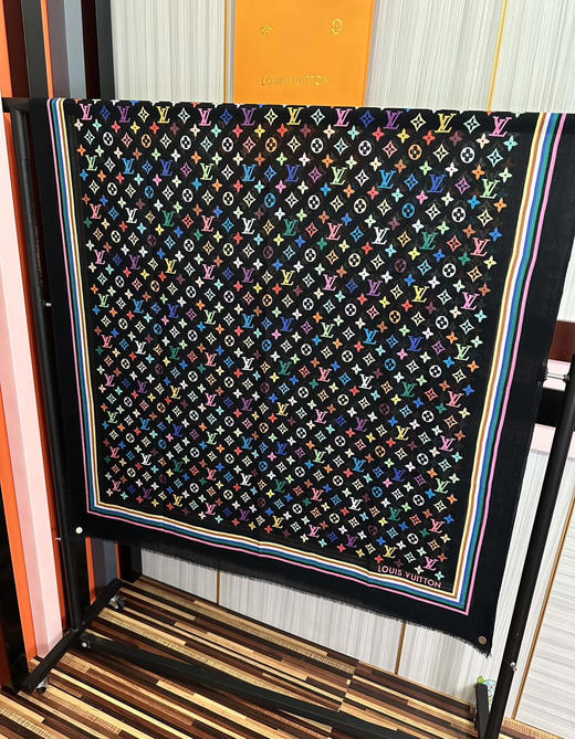 秋冬特惠💰370 LV围巾 新款 真心赞【戒指绒长巾】实物真心美 披肩配以印花 商品图8