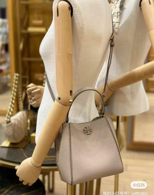 ¥2350🇺🇸直邮，Tory Burch专柜新颜色Mcgraw系列小号变形水桶包 ，陶土灰色 ，🉑手提🉑斜挎 商品图4