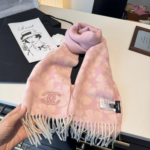 秋冬特惠💰280 香奈儿围巾 喜欢有颜值，高质量的亲可入手，名媛单品，无论怎么搭配都是满满的气质感 商品图6