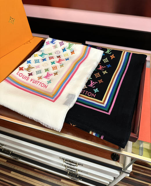 秋冬特惠💰370 LV围巾 新款 真心赞【戒指绒长巾】实物真心美 披肩配以印花 商品图1