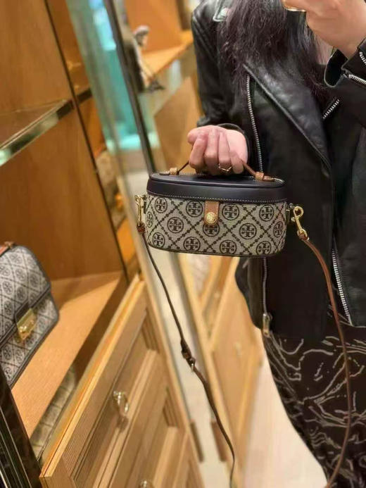 美国现货￥2850🇺🇸直邮，tb专柜新款monogram藏蓝色老花，化妆包盒子包，手拎单肩斜挎都可以，🉑放大手机📱 商品图5