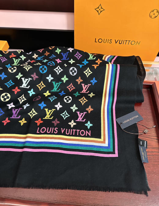 秋冬特惠💰370 LV围巾 新款 真心赞【戒指绒长巾】实物真心美 披肩配以印花 商品图6