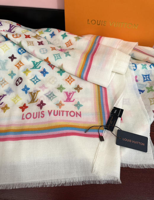 秋冬特惠💰370 LV围巾 新款 真心赞【戒指绒长巾】实物真心美 披肩配以印花 商品图6
