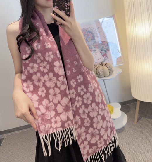 秋冬特惠💰280 香奈儿围巾 喜欢有颜值，高质量的亲可入手，名媛单品，无论怎么搭配都是满满的气质感 商品图0