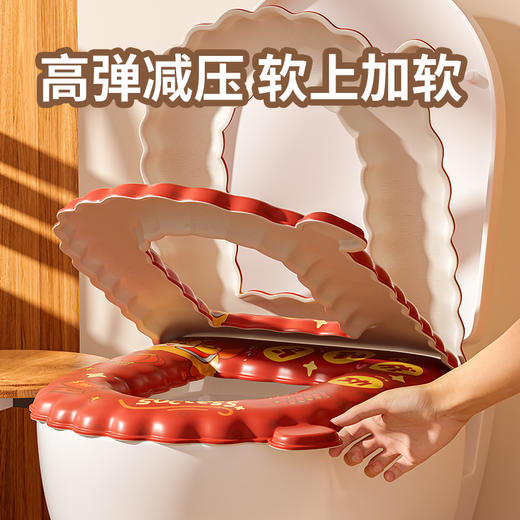 【马到成功❗️马年限定系列马桶垫】加厚触感舒适，亲肤柔软，不挑马桶，一贴即用！卡通防水坐便垫家用加厚波浪款免洗马桶贴四季通用新年EVA马桶垫 商品图4