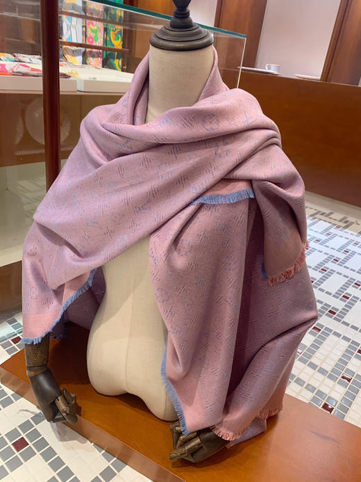 秋冬特惠💰420 LV围巾 特别的面料构造！！LV这次在面料和暗纹纹路设计上可谓非常有惊喜 商品图8