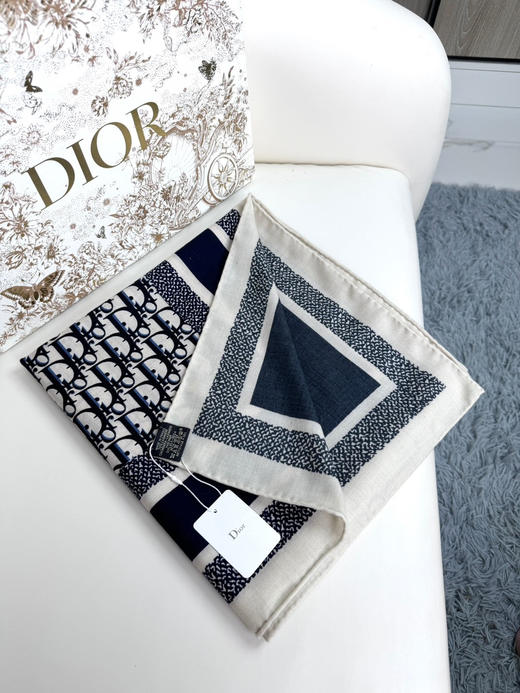 秋冬特惠💰450 迪家围巾【D字母双面方巾】这款方巾采用双色双面设计 商品图4