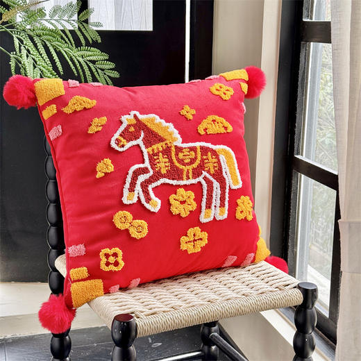 【品牌直发】加倍生活 贺岁小马毛巾绣抱枕 45*45cm新年大红喜庆马年可爱毛绒丝绒沙发抱枕  马年限定系列 春节焕新季 商品图3