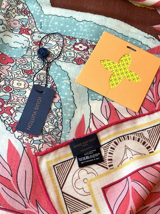 秋冬特惠💰420 LV围巾 L.vip 定制级别  【双面同色高奢丝绒方巾，绒级别的超柔触感】 商品图5