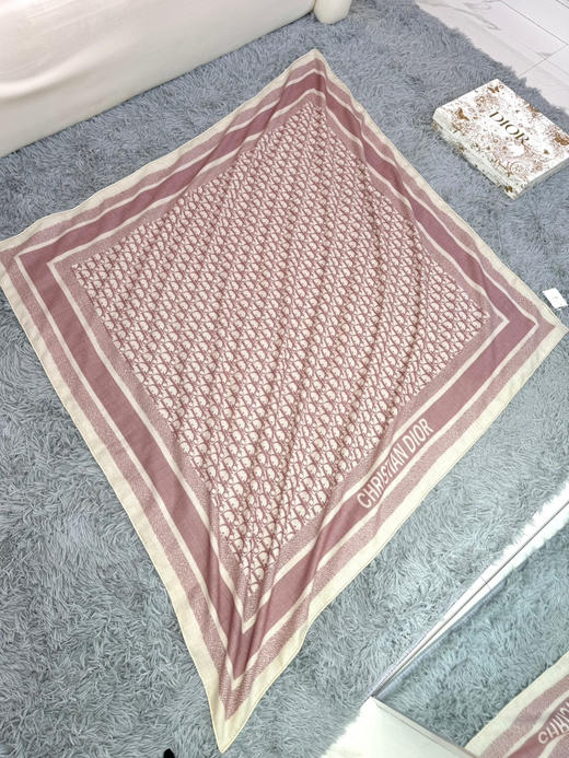 秋冬特惠💰450 迪家围巾【D字母双面方巾】这款方巾采用双色双面设计 商品图5