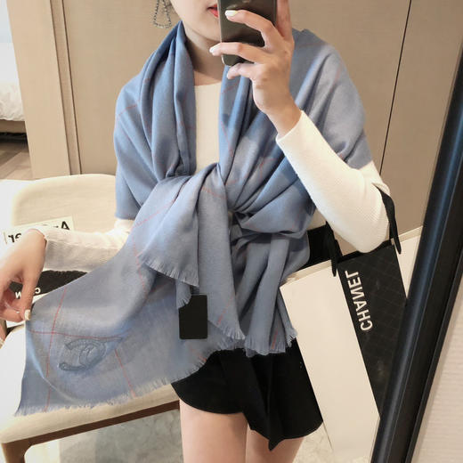 秋冬特惠💰140 香奈儿围巾超级保暖 秋冬羊绒刺绣 上身一定会喜欢 商品图0