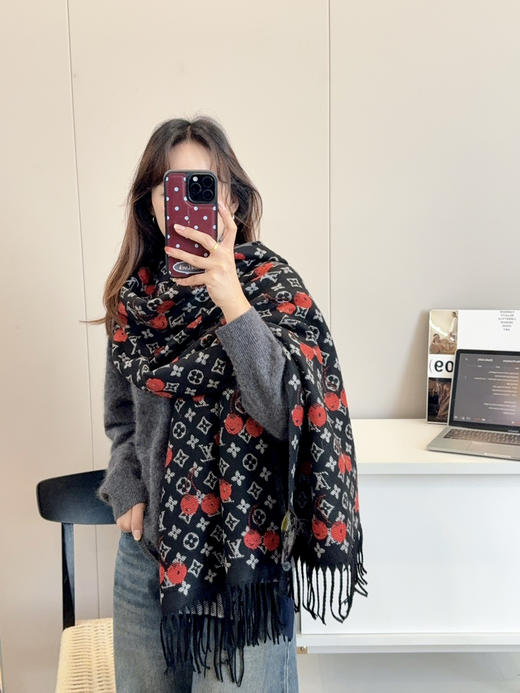 秋冬特惠💰160 LV围巾  LV × TM Monogram Cerise 出自村上隆系列 商品图5