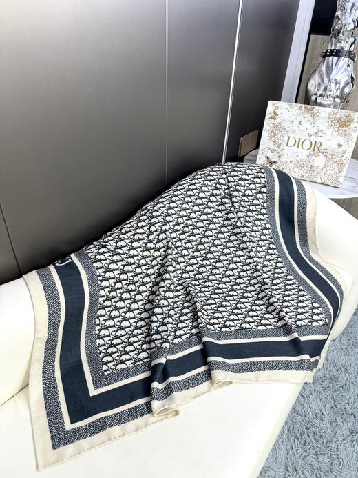 秋冬特惠💰450 迪家围巾【D字母双面方巾】这款方巾采用双色双面设计 商品图6