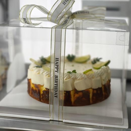 【甜久荟 青柠慕斯巴斯克芝士蛋糕】 青柠汁慕斯化解了芝士的厚重 一丝丝的青柠皮更是像在舌尖起舞 一口轻盈一口绵密 搭配着巴斯克蛋糕特有的焦香 惊艳了味蕾 下午茶甜品或生日蛋糕颜值高级 商品图4