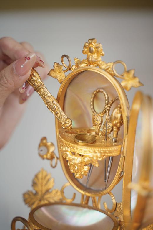 独角鹿西洋古董1850-1870年代法国拿破仑三世时期出品素胎瓷底座铜鎏金精雕装饰母贝及欧泊水晶蛋形缝纫套件 商品图3