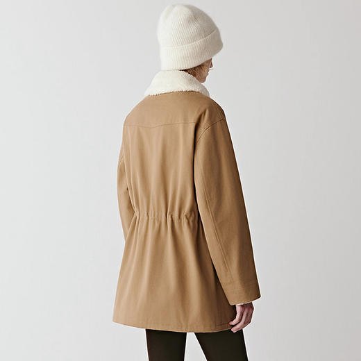 卡其色收腰棉服 领口拼接羊剪绒 全棉斜纹面料 多口袋设计 细腻磨毛  手感软糯  舒适亲肤 腰部内设抽绳 不挑肤色不挑人 自带复古滤镜 商品图1