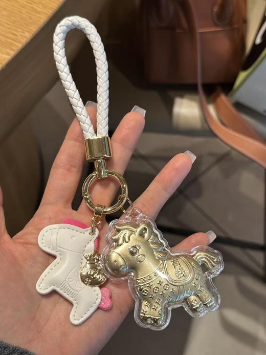 【拍2送赠品 新年必买！足金20mg！光谱仪可测】新年小马/财神  黄金钥匙扣 小金马包包挂件 手机挂绳 商品图3