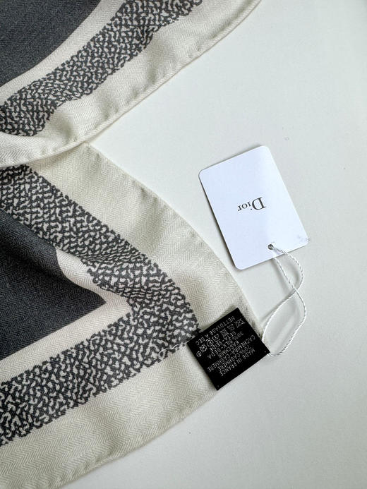 秋冬特惠💰450 迪家围巾【D字母双面方巾】这款方巾采用双色双面设计 商品图8