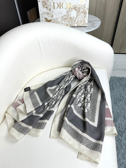 秋冬特惠💰450 迪家围巾【D字母双面方巾】这款方巾采用双色双面设计 商品图7