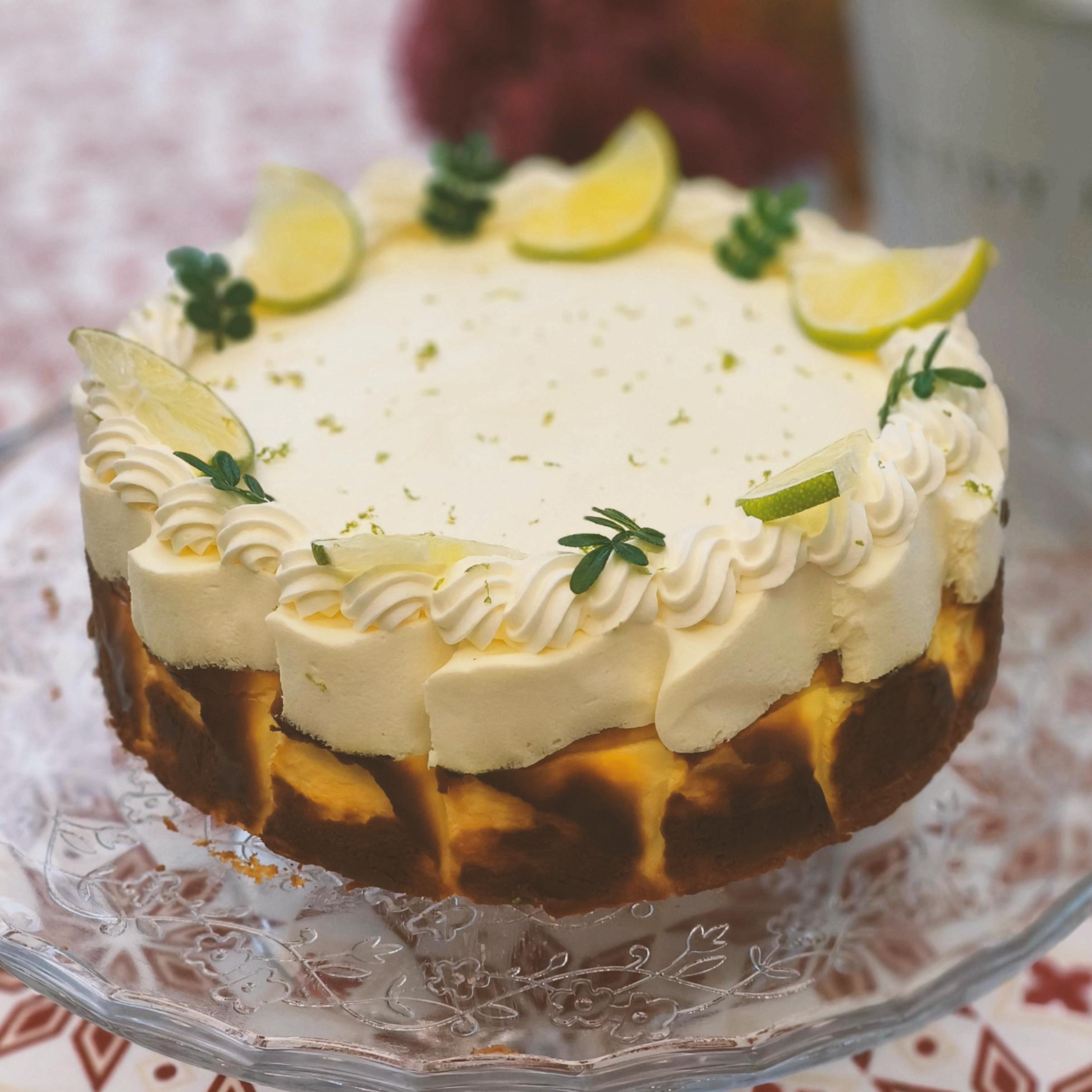 【甜久荟 青柠慕斯巴斯克芝士蛋糕】 青柠汁慕斯化解了芝士的厚重 一丝丝的青柠皮更是像在舌尖起舞 一口轻盈一口绵密 搭配着巴斯克蛋糕特有的焦香 惊艳了味蕾 下午茶甜品或生日蛋糕颜值高级
