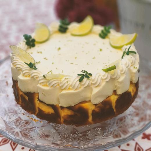 【甜久荟 青柠慕斯巴斯克芝士蛋糕】 青柠汁慕斯化解了芝士的厚重 一丝丝的青柠皮更是像在舌尖起舞 一口轻盈一口绵密 搭配着巴斯克蛋糕特有的焦香 惊艳了味蕾 下午茶甜品或生日蛋糕颜值高级 商品图0