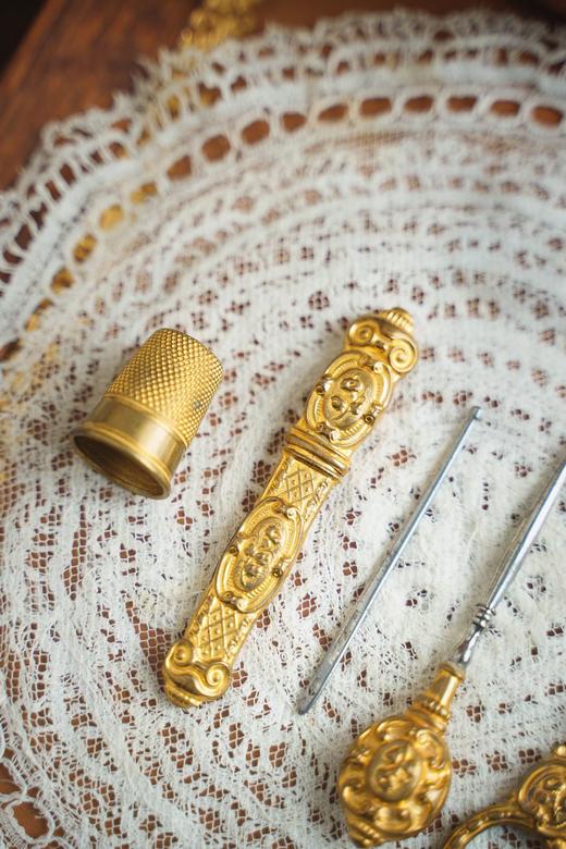 独角鹿西洋古董1850-1870年代法国拿破仑三世时期出品素胎瓷底座铜鎏金精雕装饰母贝及欧泊水晶蛋形缝纫套件 商品图7