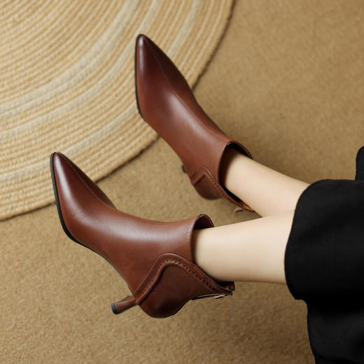 【预售5天】新款尖头细跟高跟牛皮短靴女后拉链纯色简约黑色皮靴M5767 商品图0