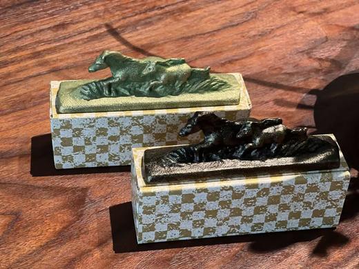 日本南部生肖铁镇（全十二种）
 
新年推出生肖镇纸是本店的老规矩，继以往几年推出羊、鸡、猴、狗、猪、鼠、牛、虎、兔、龙与蛇之后，今年继续推出马年镇纸。如此十二生肖镇纸全部集齐，也意味着11年已经过去。 商品图6