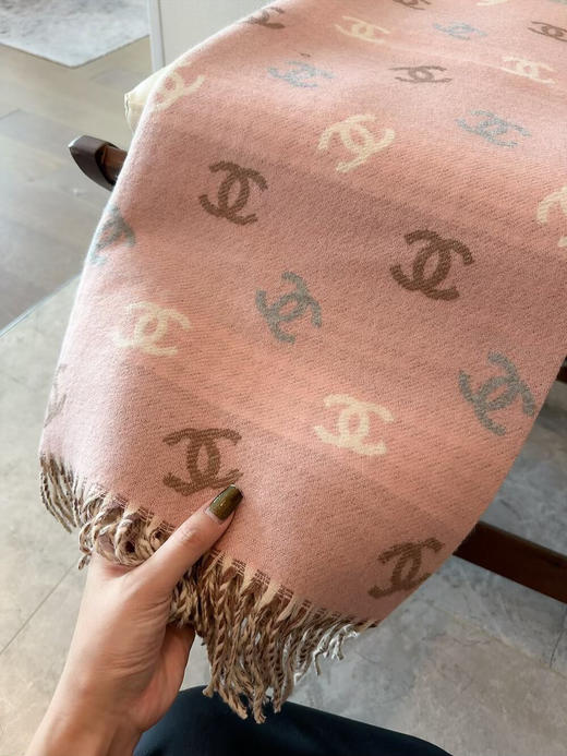 秋冬特惠💰160 香奈儿围巾24C 双面彩虹围巾 
彩虹金围巾披肩 商品图4