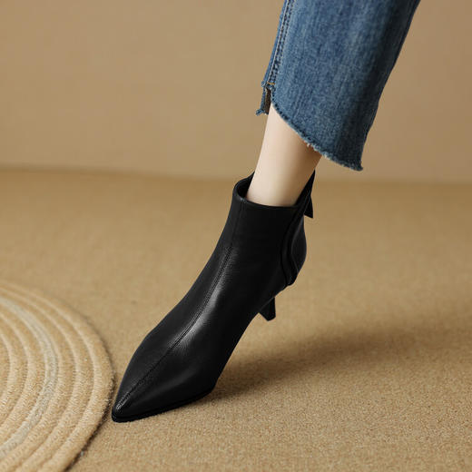 【预售5天】新款尖头细跟高跟牛皮短靴女后拉链纯色简约黑色皮靴M5767 商品图2