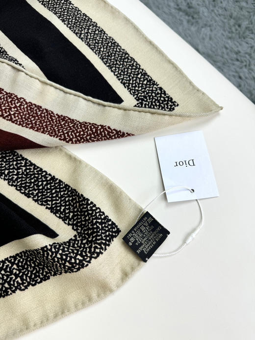 秋冬特惠💰450 迪家围巾【D字母双面方巾】这款方巾采用双色双面设计 商品图8