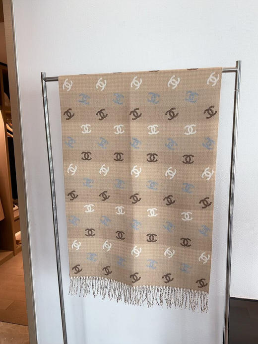 秋冬特惠💰160 香奈儿围巾24C 双面彩虹围巾 
彩虹金围巾披肩 商品图4