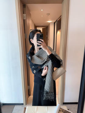 秋冬特惠💰160 香奈儿围巾24C 双面彩虹围巾 
彩虹金围巾披肩