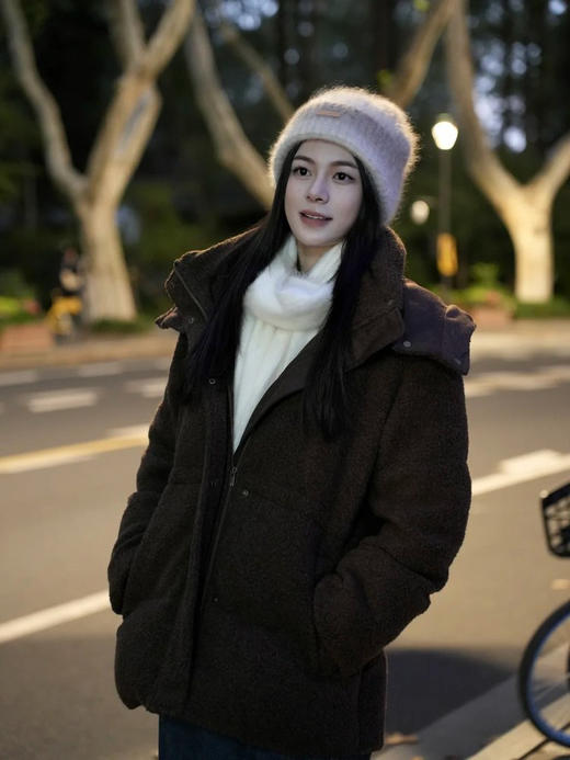 冬日「软绒哲学」深咖秘境 羊毛针织泰迪绒羽绒服 舒适包容廓形 羊毛针织泰迪绒 触感柔软毛圈结构 立领连帽结构 保持流畅线条 藏肉于无形 商品图2