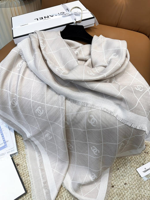 秋冬特惠💰350 香奈儿上新围巾 经典茶花优雅Coco风，新丝毛大方巾~ 商品图5