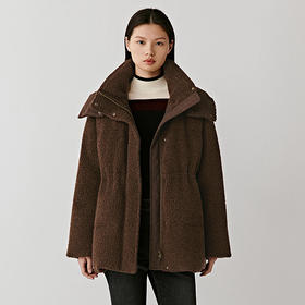 冬日「软绒哲学」深咖秘境 羊毛针织泰迪绒羽绒服 舒适包容廓形 羊毛针织泰迪绒 触感柔软毛圈结构 立领连帽结构 保持流畅线条 藏肉于无形