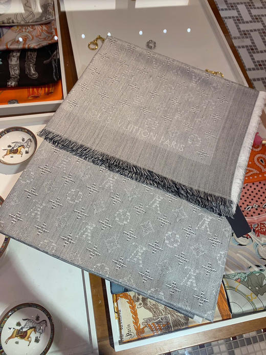 秋冬特惠💰420 LV围巾 特别的面料构造！！LV这次在面料和暗纹纹路设计上可谓非常有惊喜 商品图1