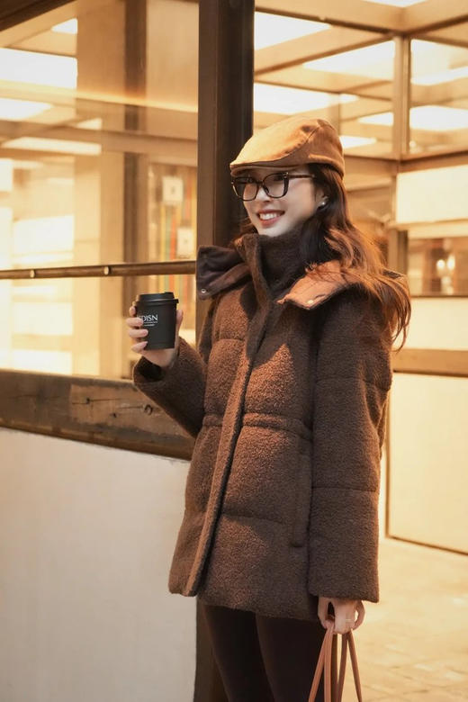 冬日「软绒哲学」深咖秘境 羊毛针织泰迪绒羽绒服 舒适包容廓形 羊毛针织泰迪绒 触感柔软毛圈结构 立领连帽结构 保持流畅线条 藏肉于无形 商品图4