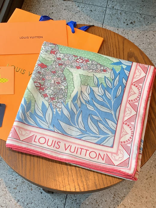 秋冬特惠💰420 LV围巾 L.vip 定制级别  【双面同色高奢丝绒方巾，绒级别的超柔触感】 商品图3