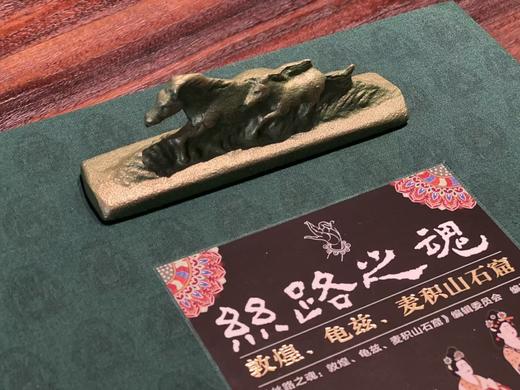 日本南部生肖铁镇（全十二种）
 
新年推出生肖镇纸是本店的老规矩，继以往几年推出羊、鸡、猴、狗、猪、鼠、牛、虎、兔、龙与蛇之后，今年继续推出马年镇纸。如此十二生肖镇纸全部集齐，也意味着11年已经过去。 商品图9