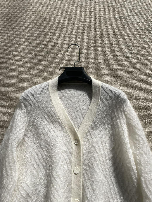 14-2 独家圆正 小禾 超高技艺的水溶羊毛混纺 白色廓形针织开衫 商品图9