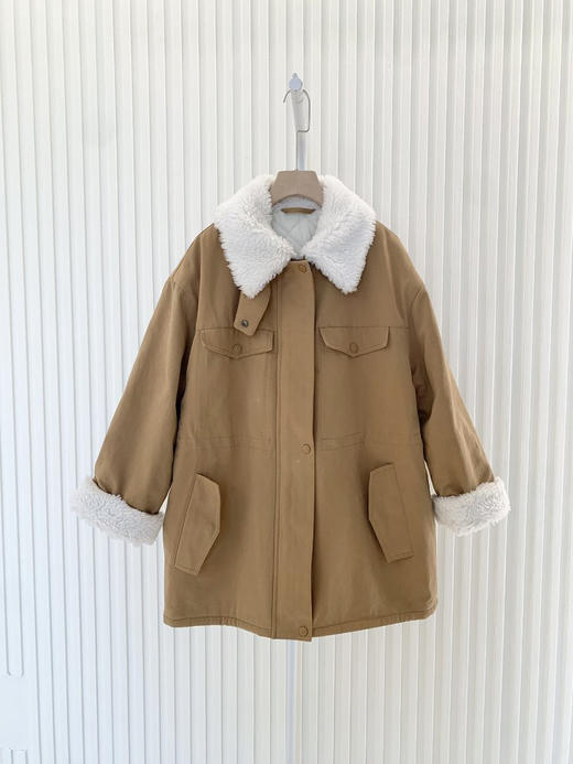 卡其色收腰棉服 领口拼接羊剪绒 全棉斜纹面料 多口袋设计 细腻磨毛  手感软糯  舒适亲肤 腰部内设抽绳 不挑肤色不挑人 自带复古滤镜 商品图8