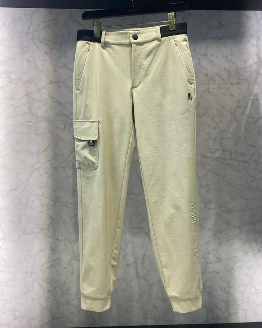 新款春夏男款多口袋收脚设计长裤来了！直筒收脚裤型，能满足所有人群的需要，怎么搭配都好看！腰部弹力带对身材包容性很大，胯大腰粗的都可以尝试，非传统运动裤抽绳设计，更适合高球与日常休闲搭配皮带等场景要求！ 商品图3