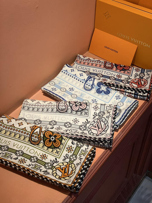 秋冬特惠💰450 LV围巾 LV x TM 披肩【丝绒双面同色披肩】 商品图1