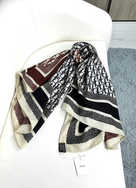 秋冬特惠💰450 迪家围巾【D字母双面方巾】这款方巾采用双色双面设计 商品图7