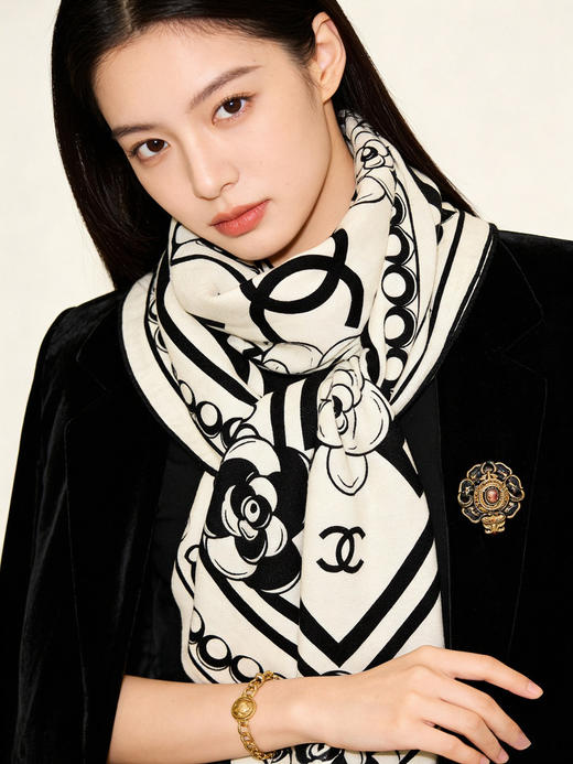 秋冬特惠💰420 香奈儿围巾 秋冬高级成衣系列～【双面同色丝绒披肩】 商品图7