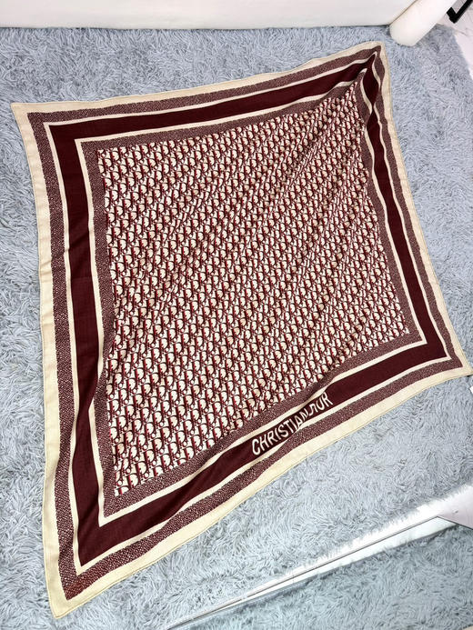 秋冬特惠💰450 迪家围巾【D字母双面方巾】这款方巾采用双色双面设计 商品图5