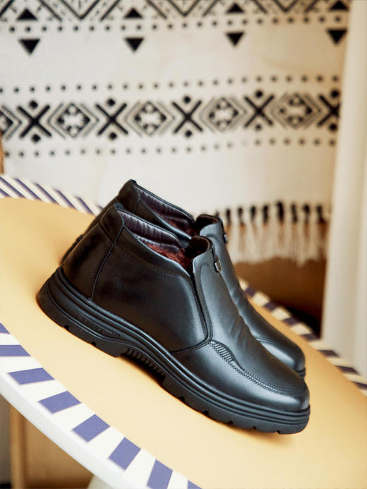 【一双过冬  送老公送爸爸当过年新鞋很合适】 男士加绒皮鞋  头层牛皮料子  内里纯羊毛  脚感又软又暖  搭配皮衣、大衣精神有气场 商品图9